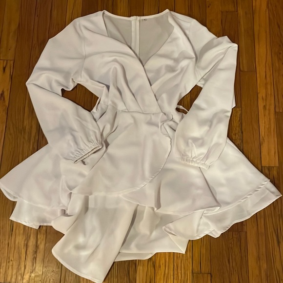 feminine & flattering long sleeve dress - Picture 1 of 2